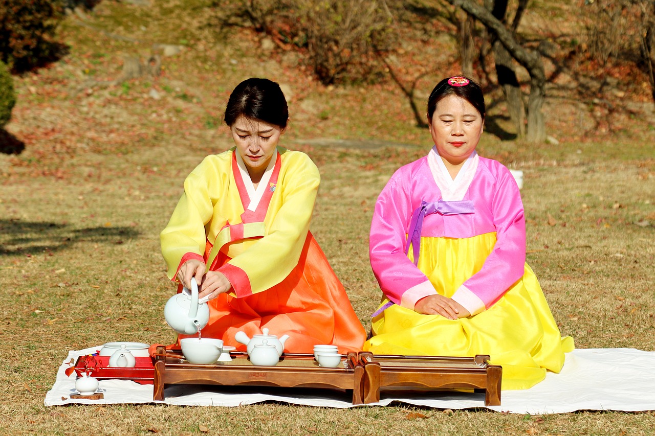 Dos mujeres coreanas practicando el lenguaje del respeto de la cultura coreana