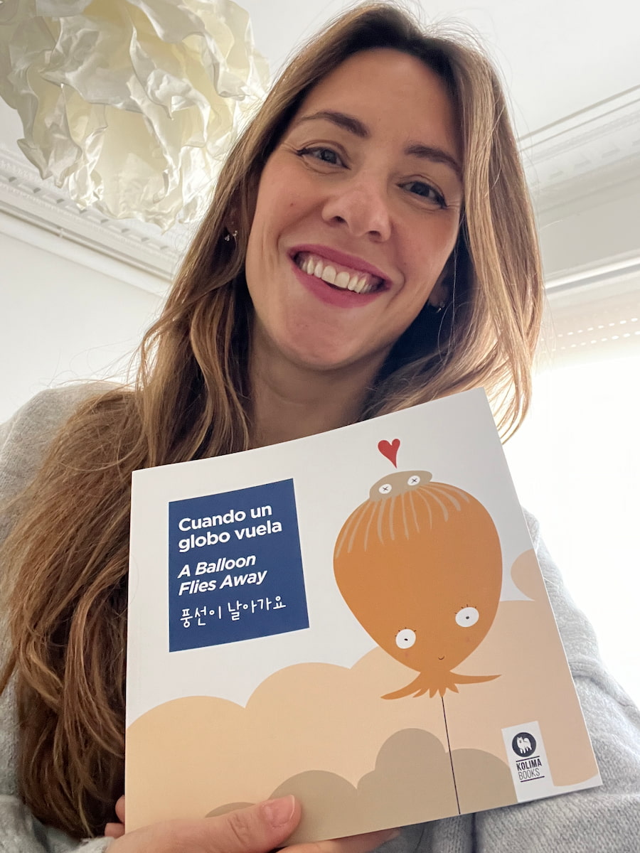 Ainhoa Baigorri autora de Cuando un globo vuela posando junto al libro